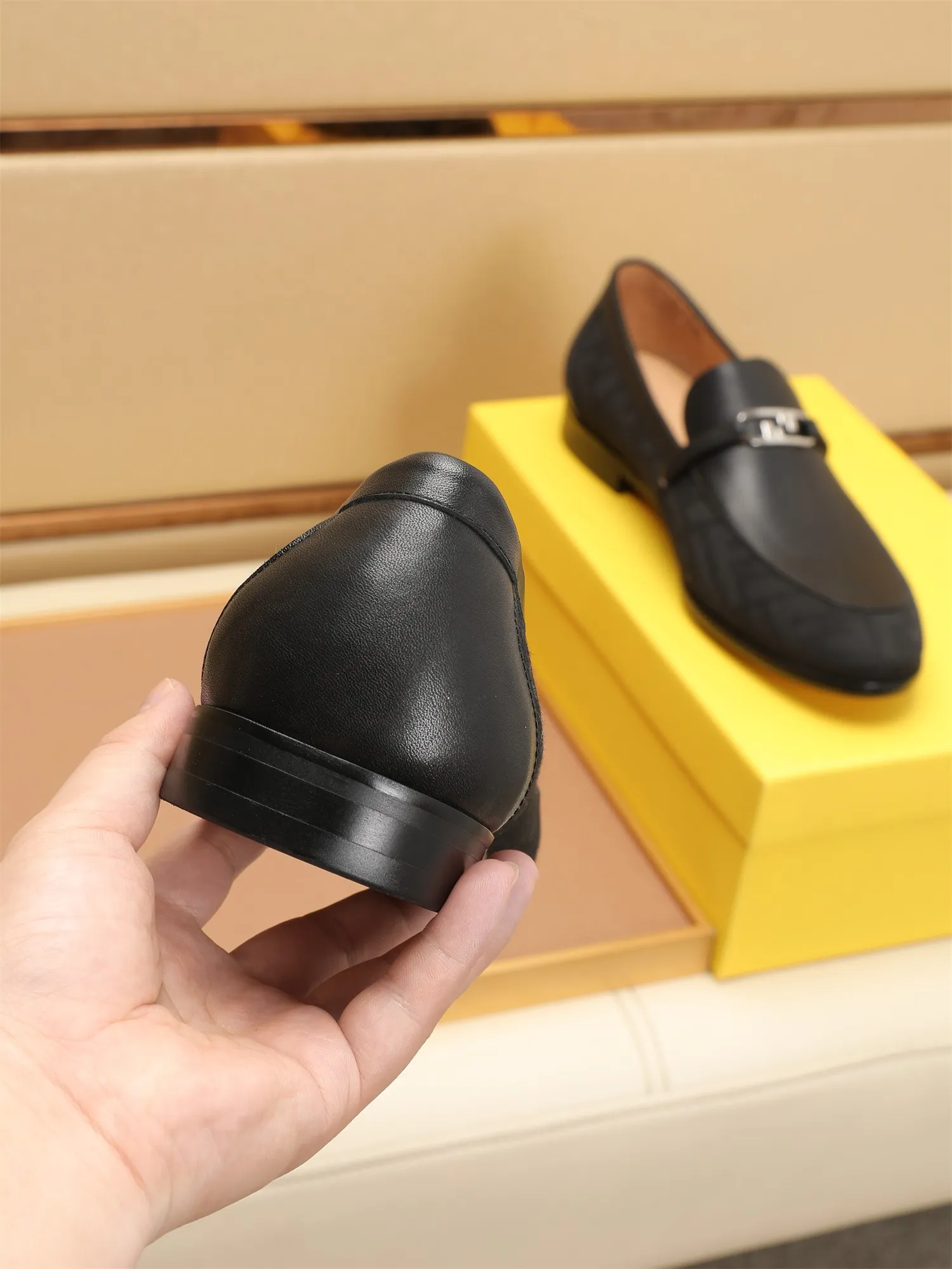 Men's shoes💰460 🕷🕷【FENDI】The latest men's formal leather shoes🇨🇳Classic series not to be missed💯The first layer is made of imported first-layer cowhide☘Original quality, the leather is smooth and delicate🎋Awesome version, perfect streamlined outline🍇Cowhide lining, size 38-44 (customized at 45.46)...